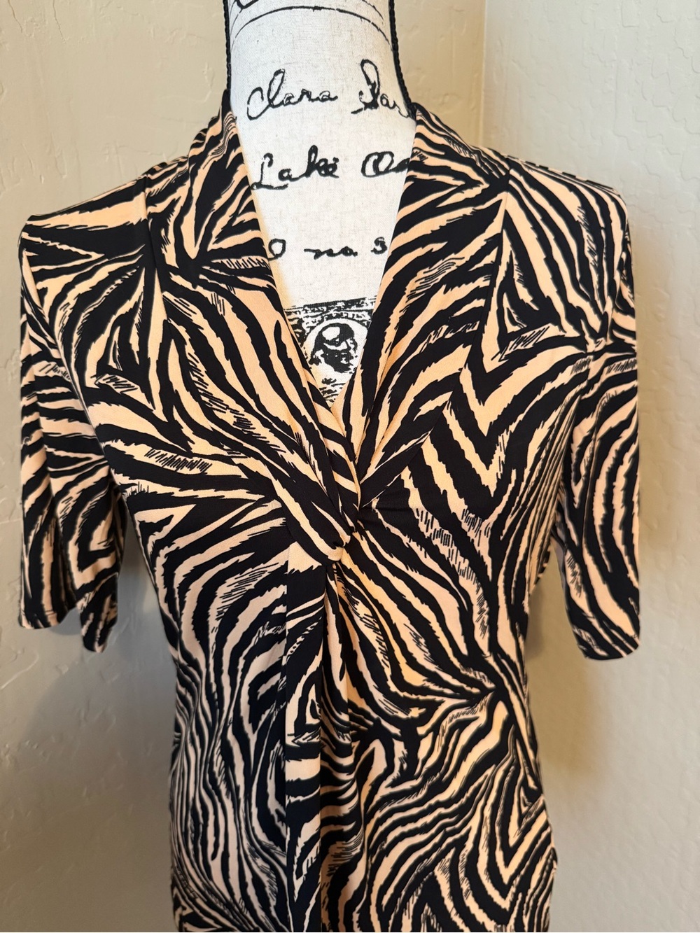 Carmen Marc Valvo Women's Short Sleeve Blouse Tiger Print Medium - Picture 2 of 10